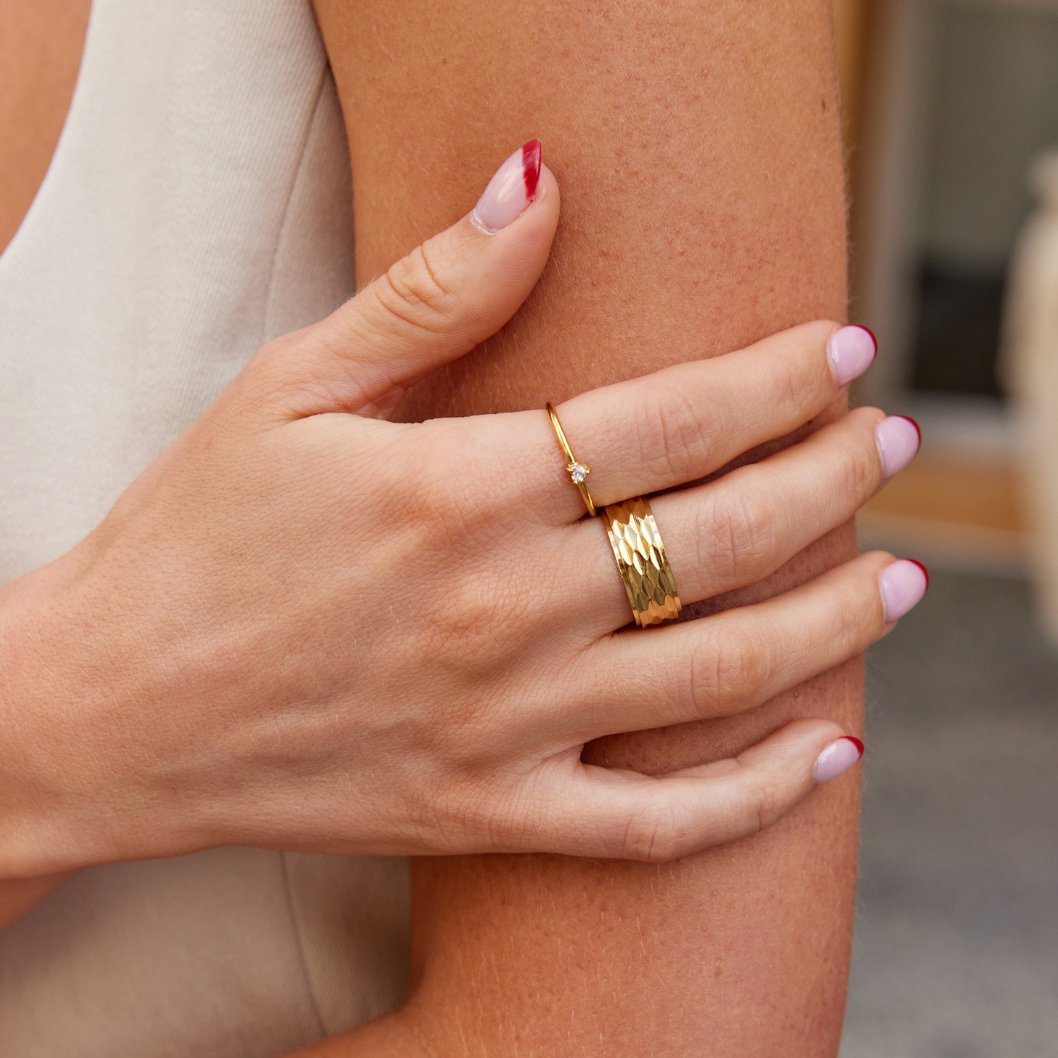 Leonie - Simple Gold Ring with Smooth Surface